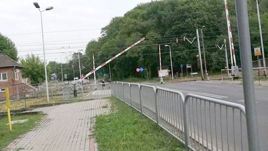 Uwaga! Możecie utknąć na torach między szlabanami! - ostrzega gryfinianka