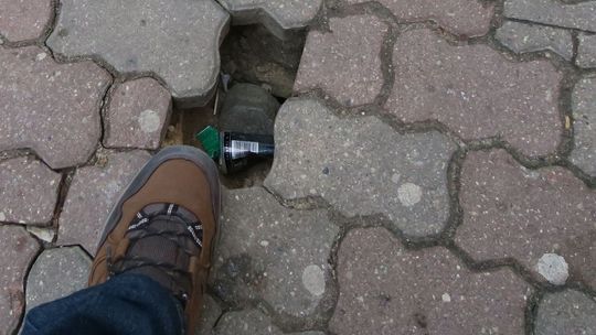 Uwaga na dziurę w chodniku, żeby przed świętami nie mieć nogi w gipsie