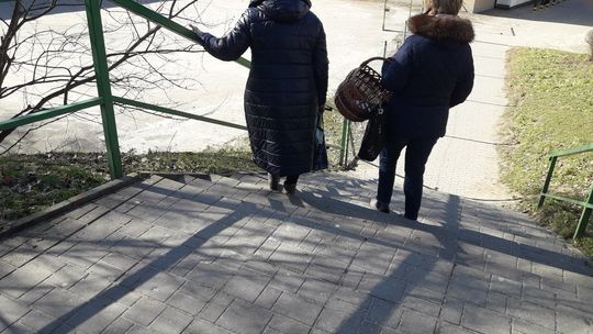 Uważajcie na schody koło Intermarche - przestrzega czytelnik