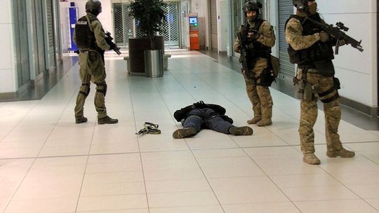 Uzbrojeni terroryści wtargnęli do centrum handlowego [wideo, foto]
