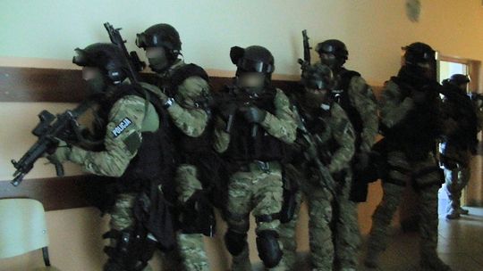 Uzbrojony napastnik sterroryzował nauczycielkę i przetrzymuje 19 zakładników - wspólne ćwiczenia