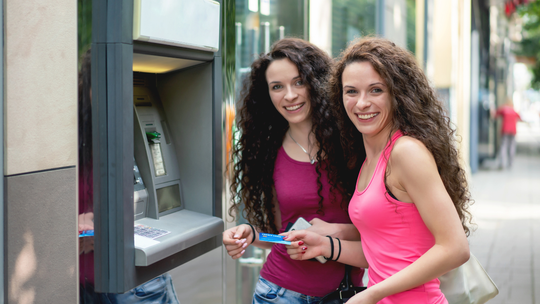 Więcej zapłacimy za używanie karty. Banki chcą odbić sobie obniżki stóp procentowych