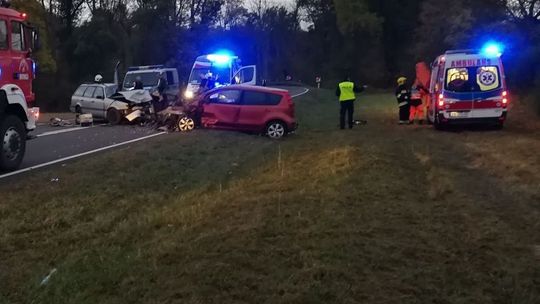 Volkswagen passat zderzył się czołowo z nissanem note. Dwie osoby w szpitalu 