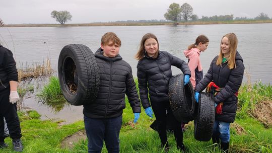 W akcji "Czysta Odra" wzięli udział strażacy i młodzież