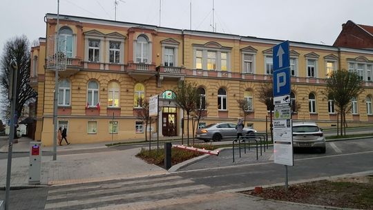 W biały dzień na głównej ulicy