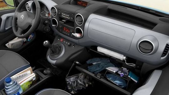 W biały dzień okradli auto na parkingu koło Laguny