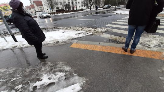 W błocie i wodzie brną mieszkańcy Gryfina