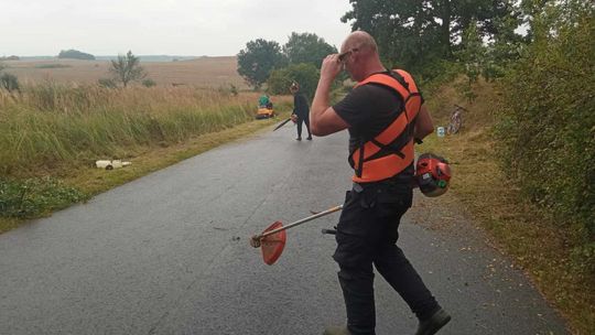 W czynie społecznym wyszli na drogę ze specjalistycznym sprzętem