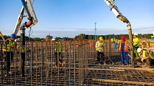 W elektrowni Dolna Odra betonowali przez 31 godzin, wykorzystując ponad 2 tysiące m3 betonu