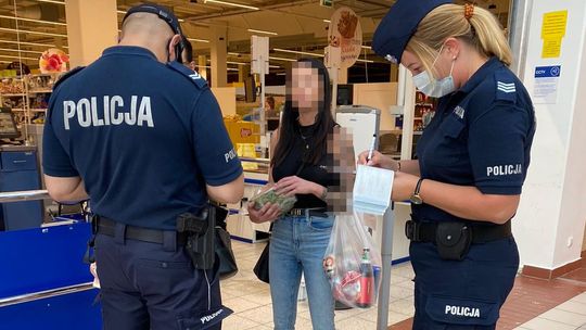 W galerii handlowej spotkałam policjanta sprawdzającego maseczki