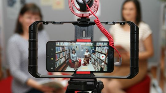 W Gryfinie czytano „Moralność pani Dulskiej”. Bibliotekę w Narodowym Czytaniu wsparło PGE GiEK [WIDEO]