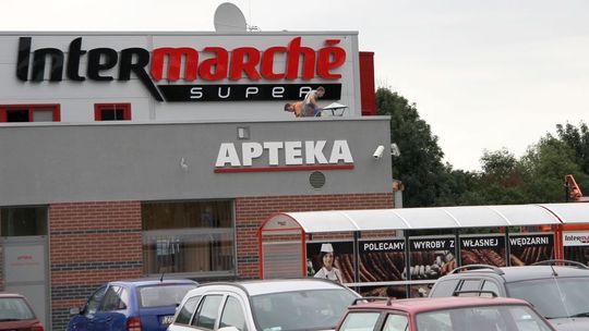 W Intermarche kradli papierosy i włączył się alarm