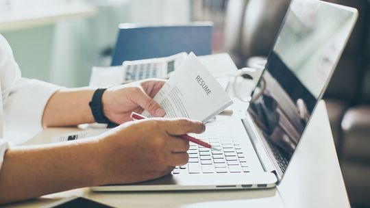 W jakich porach poszukiwać pracy?