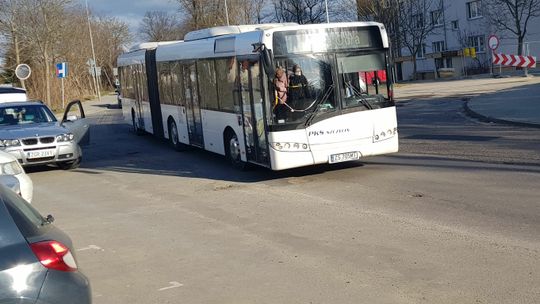 W jedną stronę przystanek Jedynki jest, a w drugą nie. Gmina zawarła dziwną umowę