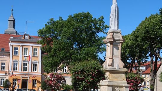 W maseczkach i z dystansem było bezpieczniej 