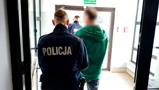 W mieszkaniu odnaleziono ciała dwóch osób z ranami. Drzwi otworzył 53-latek