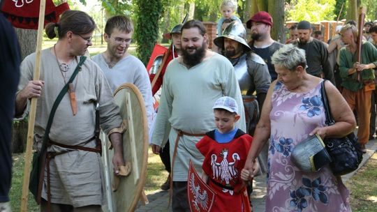 W murach średniowiecznego miasta wskrzeszą dawne obyczaje