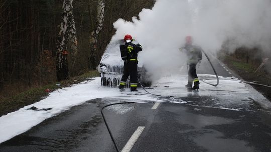 W nocy podnosili audi A4, które wcześniej dachowało. Inne wypadki i kolizje