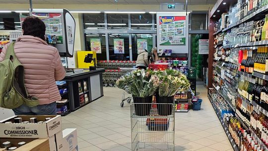 W nowym sklepie Dino. Zobacz, jak wygląda na zewnątrz i w środku [FILM]