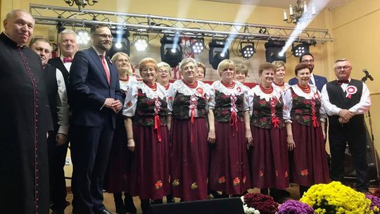 W patriotycznym repertuarze zaprezentowało się 9 zespołów [ZDJĘCIA]