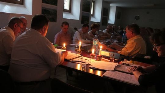 W piwnicy siedzieli przy świecach