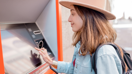 Bankomaty są likwidowane, a nowe nie powstają. Czas na karty i aplikacje