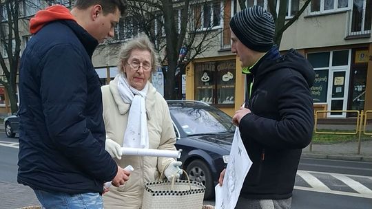 W ramach akcji "Kocham Polskę" rozdawali plakaty i rozmawiali z mieszkańcami