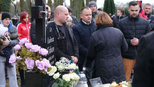 W rocznicę śmierci polskiego kierowcy, który zginął w zamachu terrorystycznym w Berlinie, spotkali się na cmentarzu [FILMY]