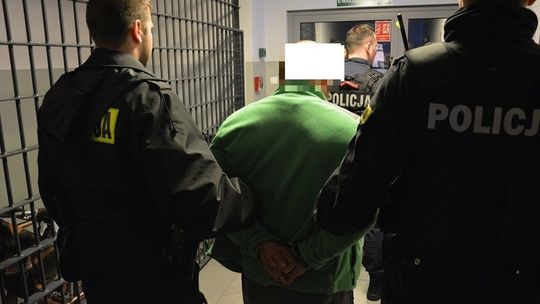 W sklepie przewrócił mężczyznę i ukradł mu portfel. Nagrany przez kamery odpowie przed sądem