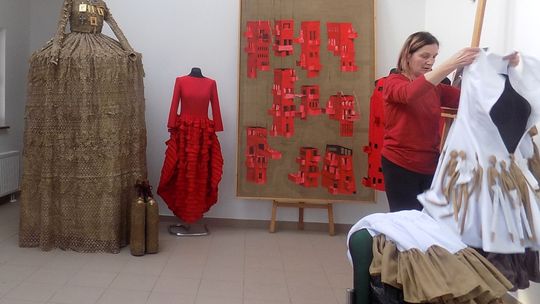 W słynnych sukniach zaklęta sztuka. Wystawa na nabrzeżu