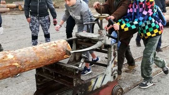 W stolarni z drewna wyczarowują meble, drzwi i okna