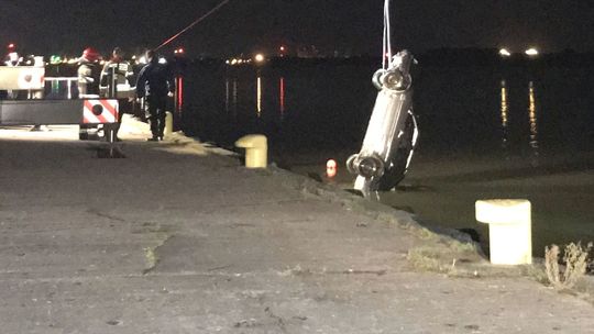 W tym samochodzie utopiło się dwoje nastolatków