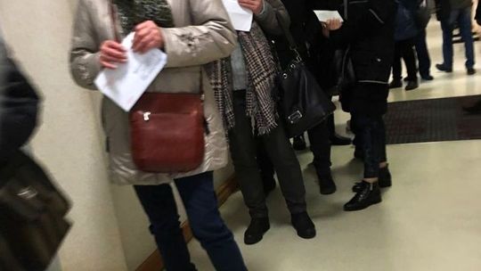 W UMiG kolejki. Apel w związku z koronawirusem nieskuteczny