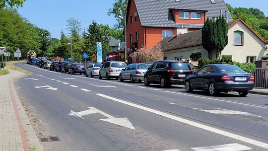 W upale prawie pół godziny czekali na podniesienie szlabanu