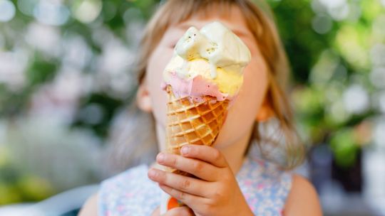 Droższe lody tak podane. Klienci lodziarni dopłacają