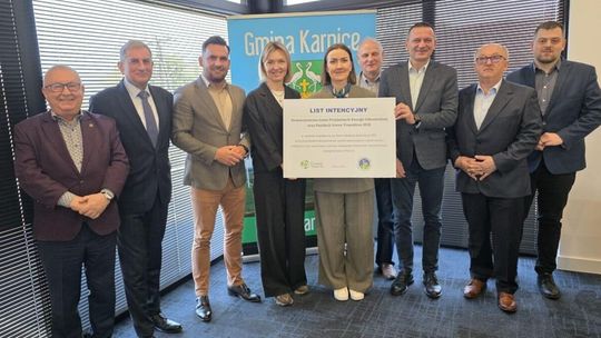 Walczy z "OZE-sroze" na "wiatraki sraki" - polityczna wojna. Samorządy przeciwko dezinformacji o OZE Walczy z "OZE-sroze" na "wiatraki sraki" - polityczna wojna. Samorządy przeciwko dezinformacji o OZE