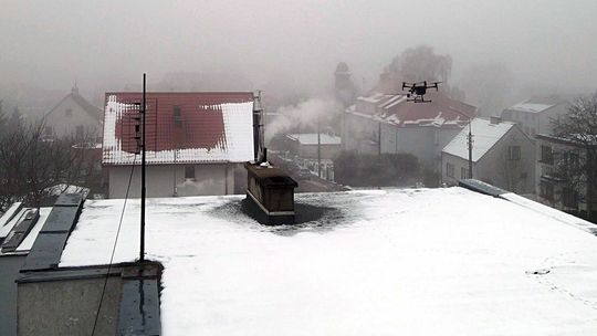 Walka ze smogiem. Dron nad dymiącymi kominami