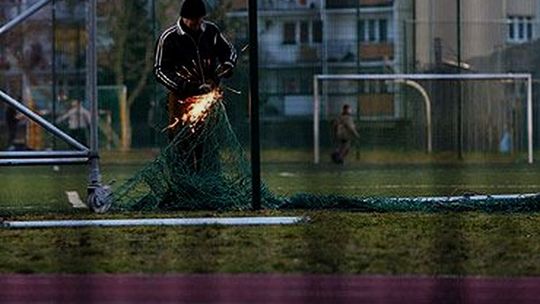 Wandal podpalił pilkochwyty przy szkole