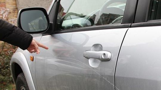 Wandal porysował dwa samochody