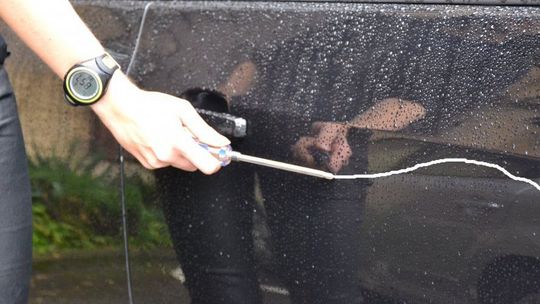 Wandal porysował samochód. Strzeżonego sąsiad strzeże