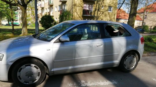 Wandal wybił szybę w aucie niepełnosprawnego. Chciał ukraść... maskotkę?