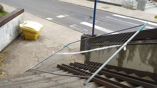 Wandale wyrwali ogrodzenie zabezpieczające prace budowlane Wandale wyrwali ogrodzenie zabezpieczające prace budowlane