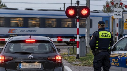 Uprawnienia Straży Miejskiej w Gryfinie na przejazdach. Mandat 2000 zł za czerwone światło na torach
