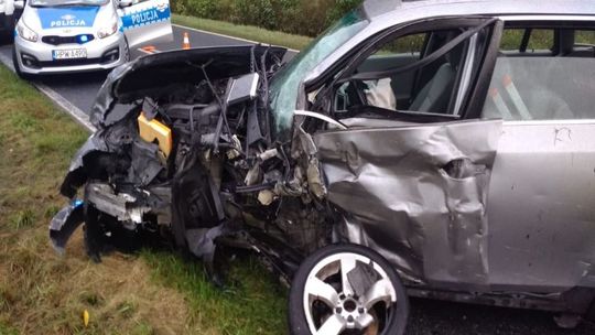 Wcześniej usuwali drzewa z drogi i ruszyli na ratunek kierowcom po kraksie