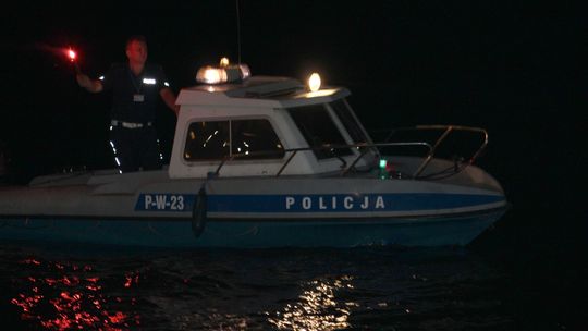 Wędkarze wypadli z łódki. Nocna akcja policjantów i strażaków na Odrze [FOTO]