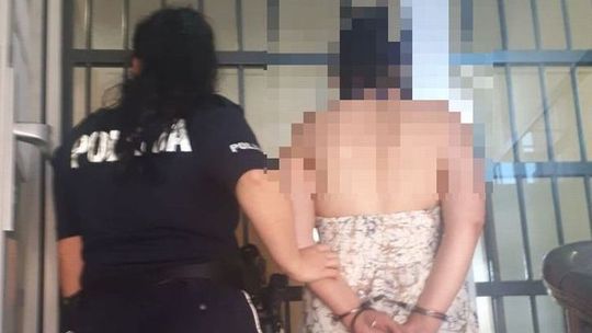 Wezwała policję, ponieważ potrzebowała podwiezienia do domu. 