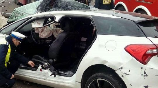 Wiadomo, kto spowodował wypadek, w którym wzięły udział 3 auta. Ofiarami są dorośli i dziecko