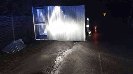 Wiatr porwał garaż. Blaszak uderzył w skrzynkę gazową