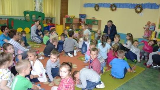 Wiceburmistrz ociepla swój wizerunek i czyta dzieciom