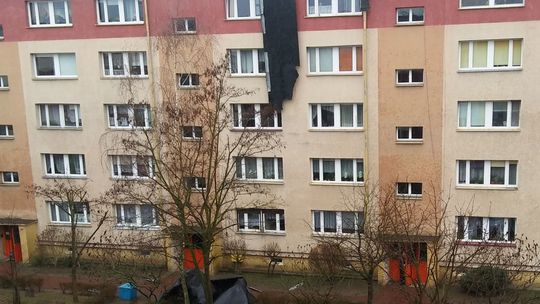 Wichura uszkodziła dach budynku wielorodzinnego [ZDJĘCIA]